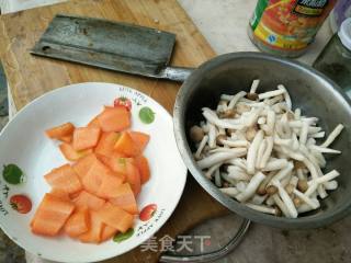 海鲜菇炒蛋的做法步骤：1