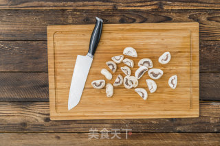 鸭腿口蘑的做法步骤：1