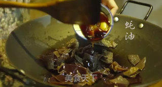 肉卷炒木耳的做法步骤：4