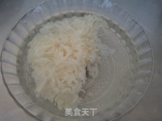 板栗桂圆银耳羹的做法步骤：2