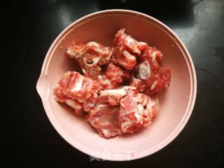 御寒美食：麻辣羊蝎子的做法步骤：1