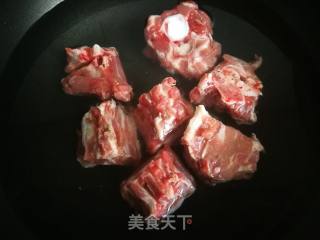御寒美食：麻辣羊蝎子的做法步骤：2