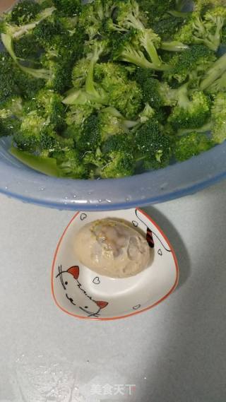 咸鸭蛋西兰花的做法步骤：2