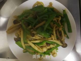 蟹味菇炒青椒的做法步骤：3