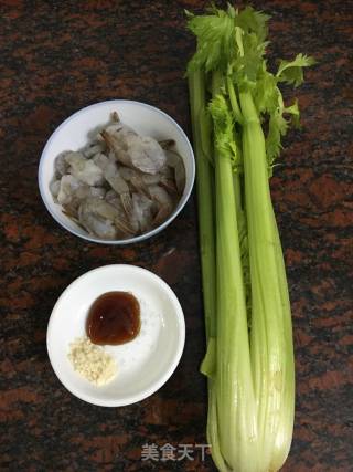 西芹炒虾球的做法步骤：1
