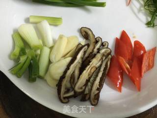 西芹炒虾球的做法步骤：2