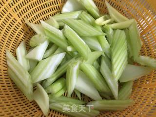 西芹炒虾球的做法步骤：3