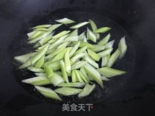 西芹炒虾球的做法步骤：5