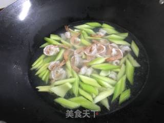 西芹炒虾球的做法步骤：6
