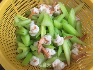 西芹炒虾球的做法步骤：7