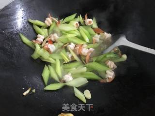 西芹炒虾球的做法步骤：10