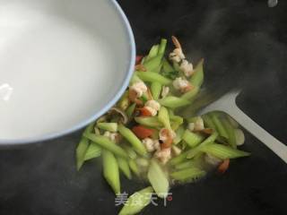 西芹炒虾球的做法步骤：11