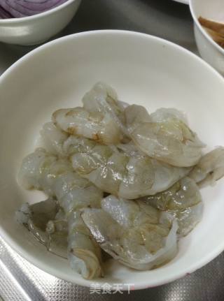 黑椒虾仁意面的做法步骤：1