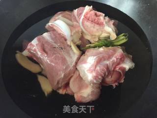海带玉米筒骨汤的做法步骤：2