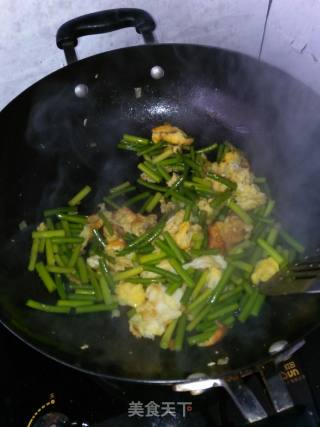 “ 鸡蛋美食 ”蒜薹炒鸡蛋的做法步骤：5