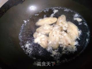 蜜汁鸡翅的做法步骤：1