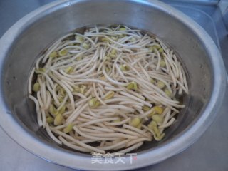 黄豆芽炒金针菇的做法步骤：1