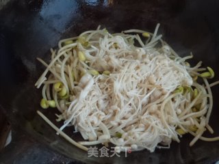 黄豆芽炒金针菇的做法步骤：6