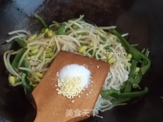 黄豆芽炒金针菇的做法步骤：8