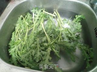 茼蒿咸鸭蛋汤的做法步骤：1