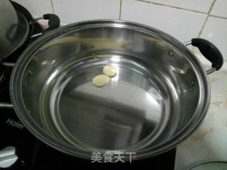 茼蒿咸鸭蛋汤的做法步骤：2