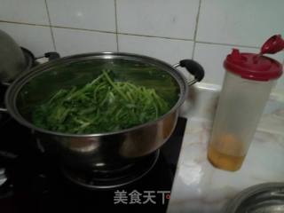 茼蒿咸鸭蛋汤的做法步骤：3