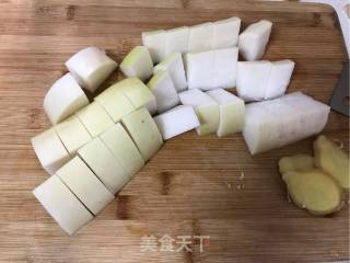萝卜原汁炖羊排的做法步骤：1