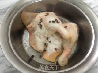 香酥咸鸭腿的做法步骤：2