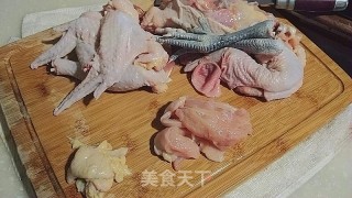 菇椒烧鸡的做法步骤：2