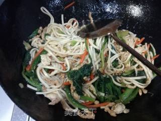 青菜鸡蛋肉丝炒面的做法步骤：16