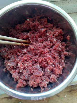 牛肉馅饼的做法步骤：1