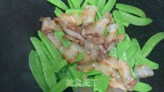 荷兰豆炒腊肉的做法步骤：5