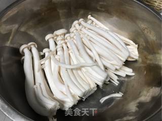 鱼豆腐炒海鲜菇的做法步骤：1