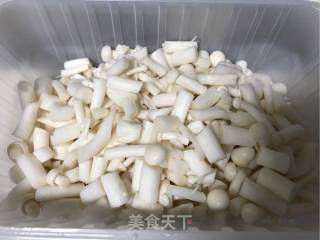 鱼豆腐炒海鲜菇的做法步骤：2