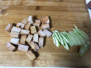 鱼豆腐炒海鲜菇的做法步骤：3
