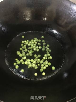 甜面酱豌豆蒜苔肉丁的做法步骤：1