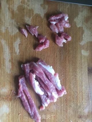 甜面酱豌豆蒜苔肉丁的做法步骤：2