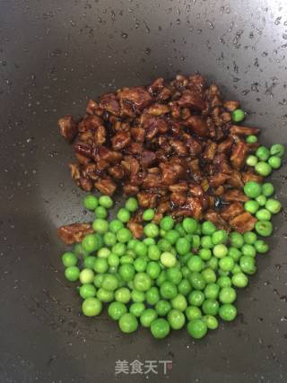 甜面酱豌豆蒜苔肉丁的做法步骤：8