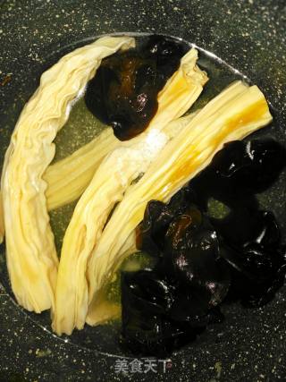 菌菇杂蔬汤的做法步骤：1
