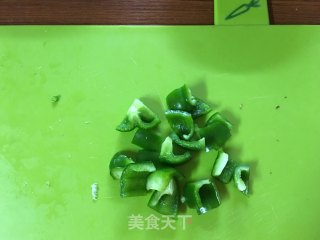香菇炒面筋的做法步骤：3