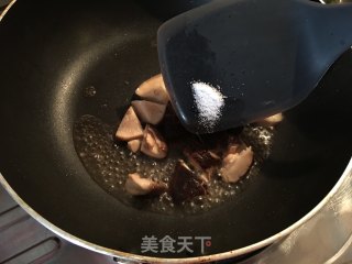 香菇炒面筋的做法步骤：7