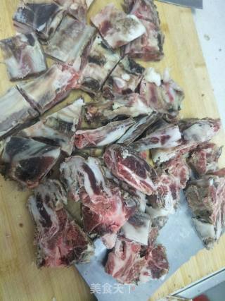 青红萝卜煲腊排骨的做法步骤：2