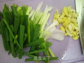 鸡肉炒菜花的做法步骤：1