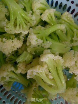 鸡肉炒菜花的做法步骤：2
