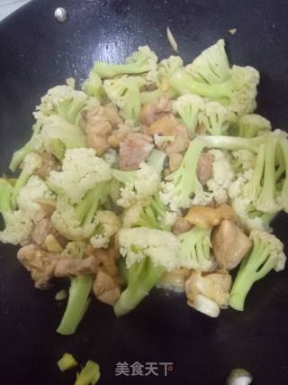 鸡肉炒菜花的做法步骤：7