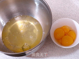 极简风。红丝绒生日蛋糕的做法步骤：1