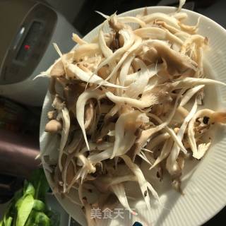 香菇青菜的做法步骤：1