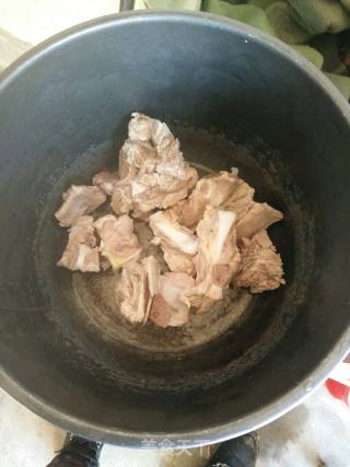 排骨豆芽汤的做法步骤：2