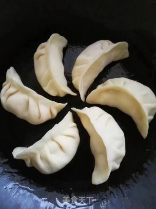 生煎锅贴的做法步骤：16