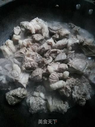 羊肉火锅的做法步骤：1